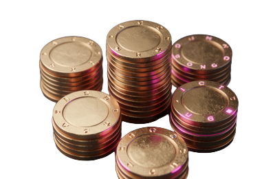 Willkommenspaket mit bis zu 250 Euro und gestapelten goldenen Casino-Chips