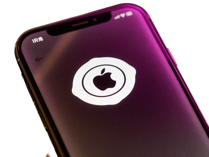 iPhone mit Apple Pay Zahlungsblatt und Face ID unter magentafarbenem Neon-Glow f&uuml;r mobile Casino-Einzahlungen