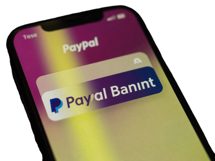 Smartphone mit PayPal-Checkout-Oberfl&auml;che und magentafarbenem Neon-Glow f&uuml;r Online Casino PayPal Einzahlungen